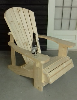 Adirondack chair zelf gemaakt met een bouwpakket