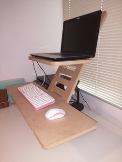 Bureau verhoger op een bureau met toetsenbord en muis