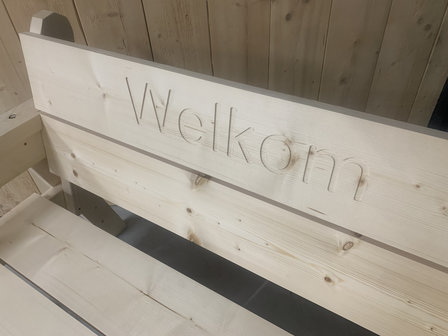 Tekst in een houten bank