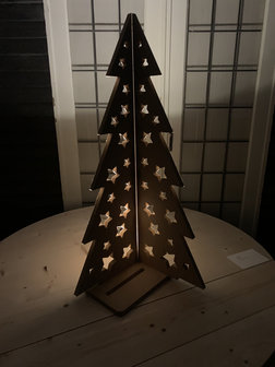 Kerstboom hout met sterren in het donker