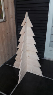 Houten kerstboom op een tegelvloer