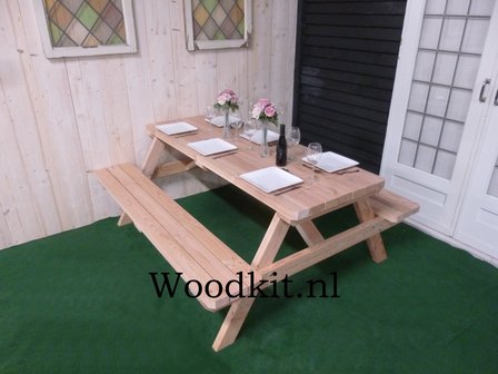 Douglas hout picknicktafel op een grasveld