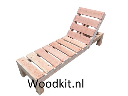 Ligbed hout voor in de tuin