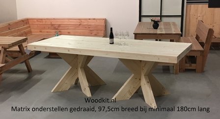 Tafel met 2 matrix onderstellen van hout