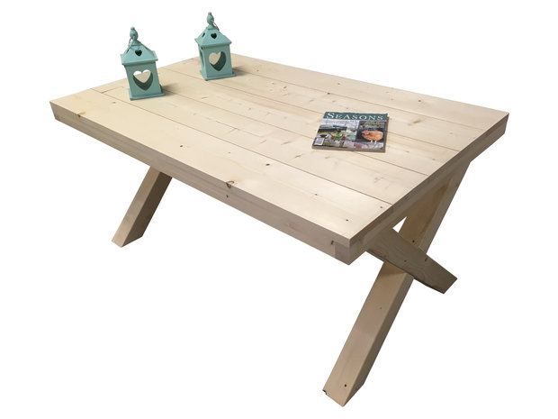 Steigerhout tafel met kruispoten met daar op een boekje en 2 windlichten