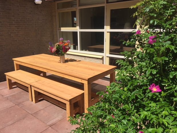 houten bankjes douglas hout zonder rugleuning bij een douglas tuintafel