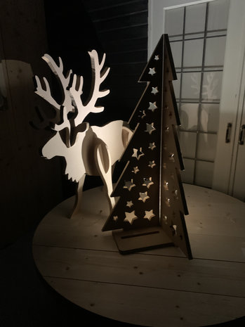 Kerstboom met sterren uit hout met rudof het rendier uit een plaat, met een lichtje er achter sfeer