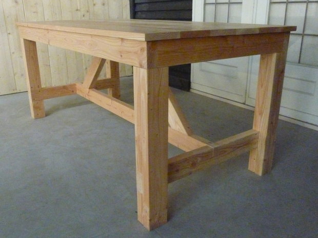 Douglas hout tuintafel zijkant