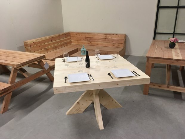 Tafel met matrix onderstel hout gedekt met borden