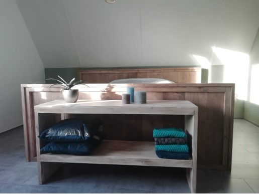 Steigerhout bed grey met side table aan het voeteneind