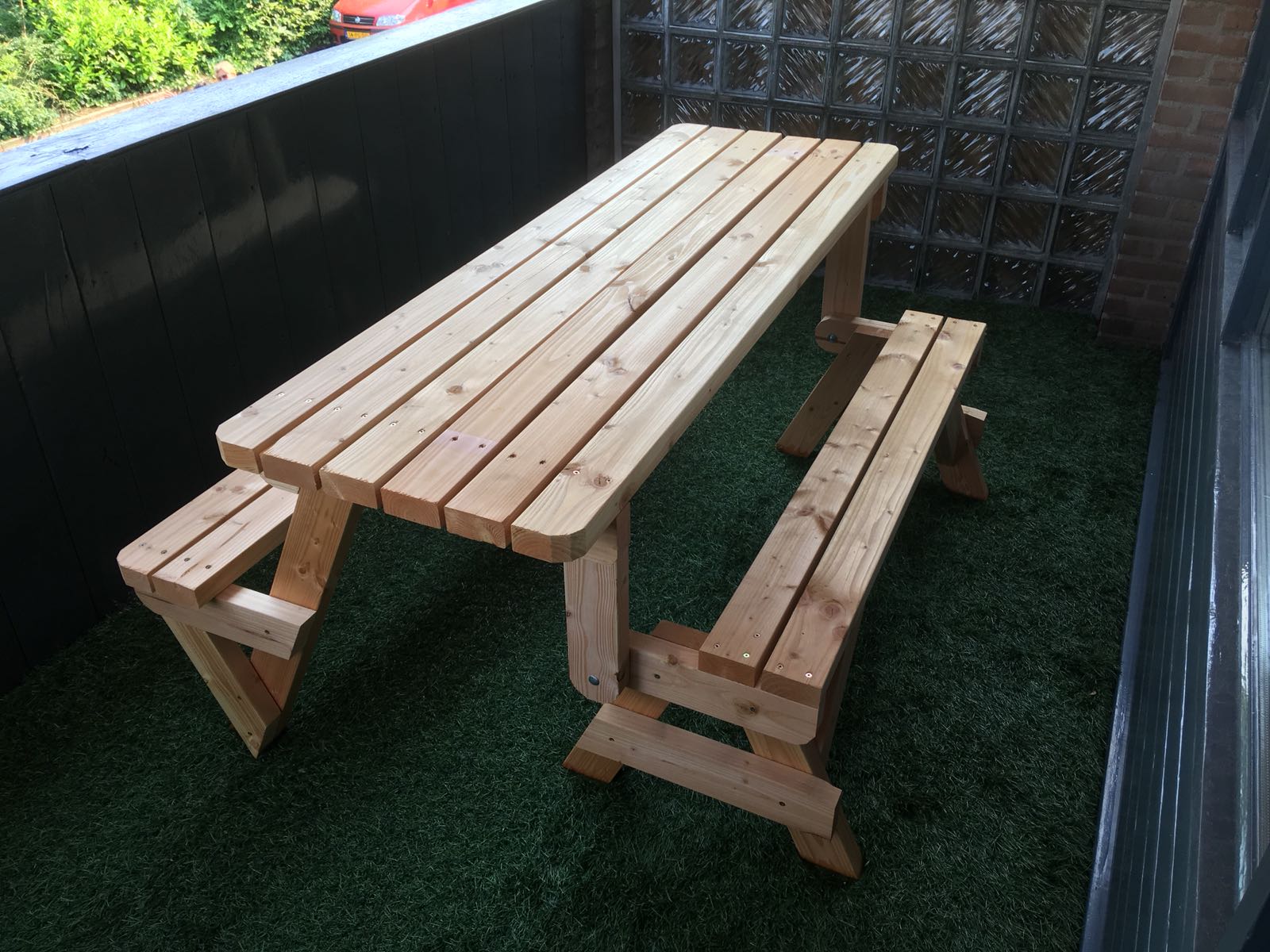 inklapbare picknicktafel / tuinbank op een balkon als picknicktafel