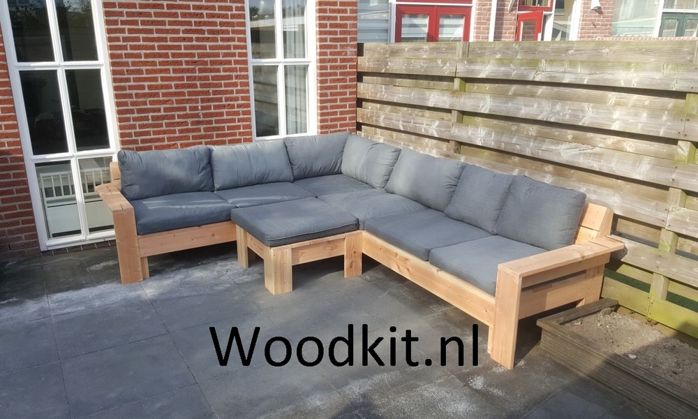 Houten hoekbank met kussens uit wickerset