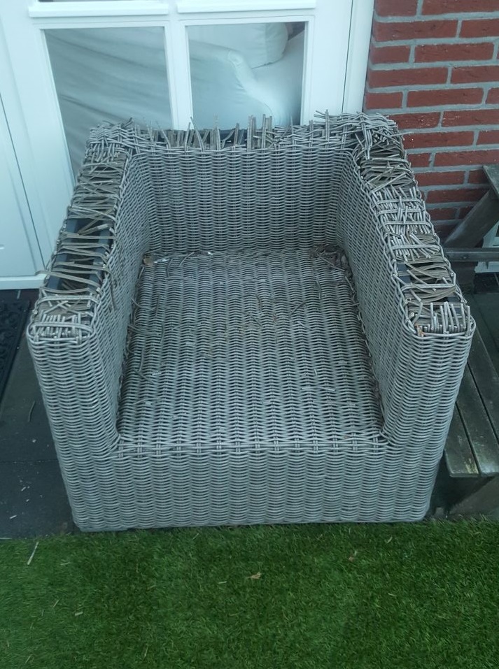 kapotte wicker stoel wicker afgebroken