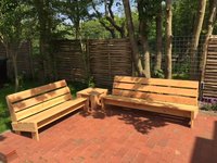 Douglas hout tuinbanken met tafeltje in de hoek