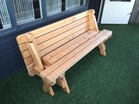 Inklapbare picknicktafel / bank op een balkon