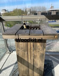 Bierkrat statafel op een balkon