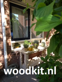 Zelf gemaakte side table met een bouwpakket