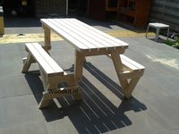 Zelf gemaakte inklapbare picknicktafel