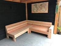 Houten hoekbank in de tuin
